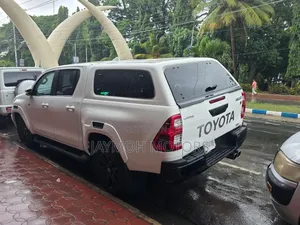 Toyota Hilux 2022 White