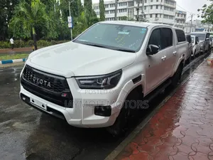 Toyota Hilux 2022 White
