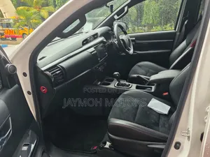Toyota Hilux 2022 White