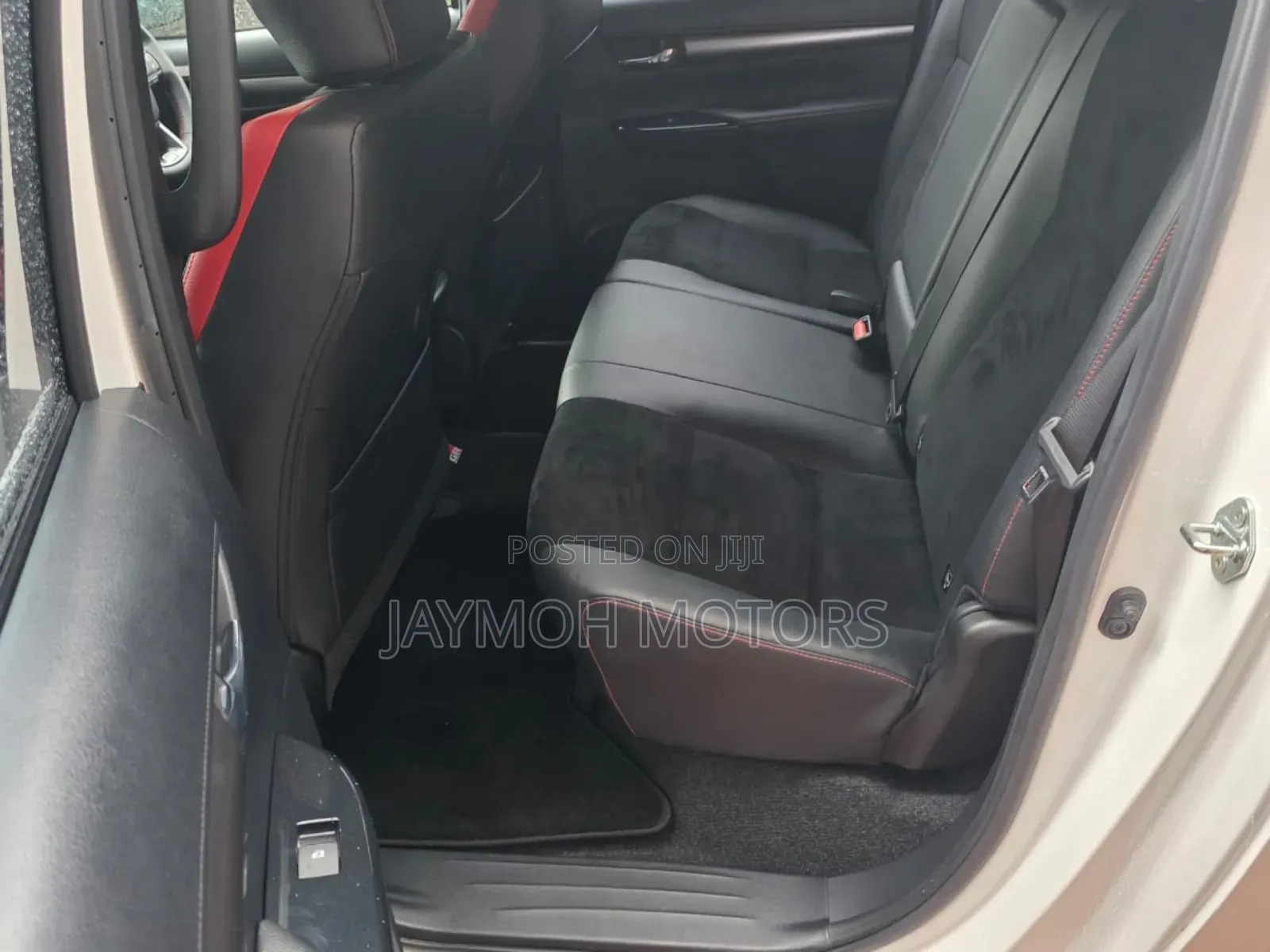 Toyota Hilux 2022 White