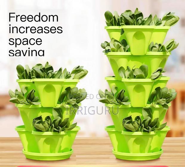 Stacking Planting Pots Turns the Balcony Into a Small Vegeta - main view