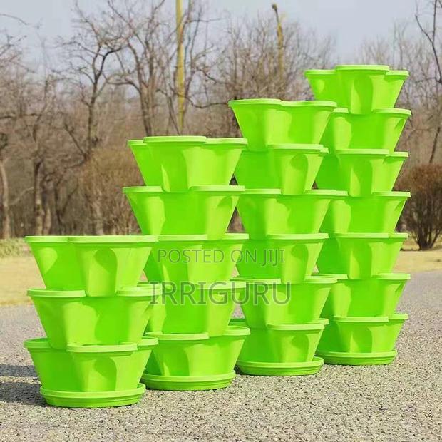 Stacking Planting Pots Turns the Balcony Into a Small Vegeta - thumbnail 3