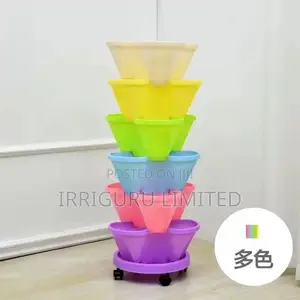 Stacking Planting Pots Turns the Balcony Into a Small Vegeta