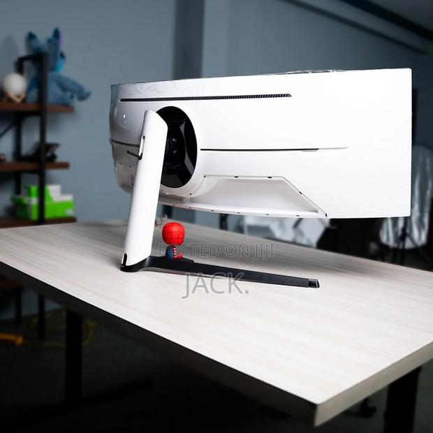 Samsung 49′′ Odyssey G93sc Qd-Oled Curved Gaming Monitor