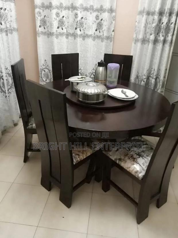 A Reassuring 6 Seater Table With a Spin - main view