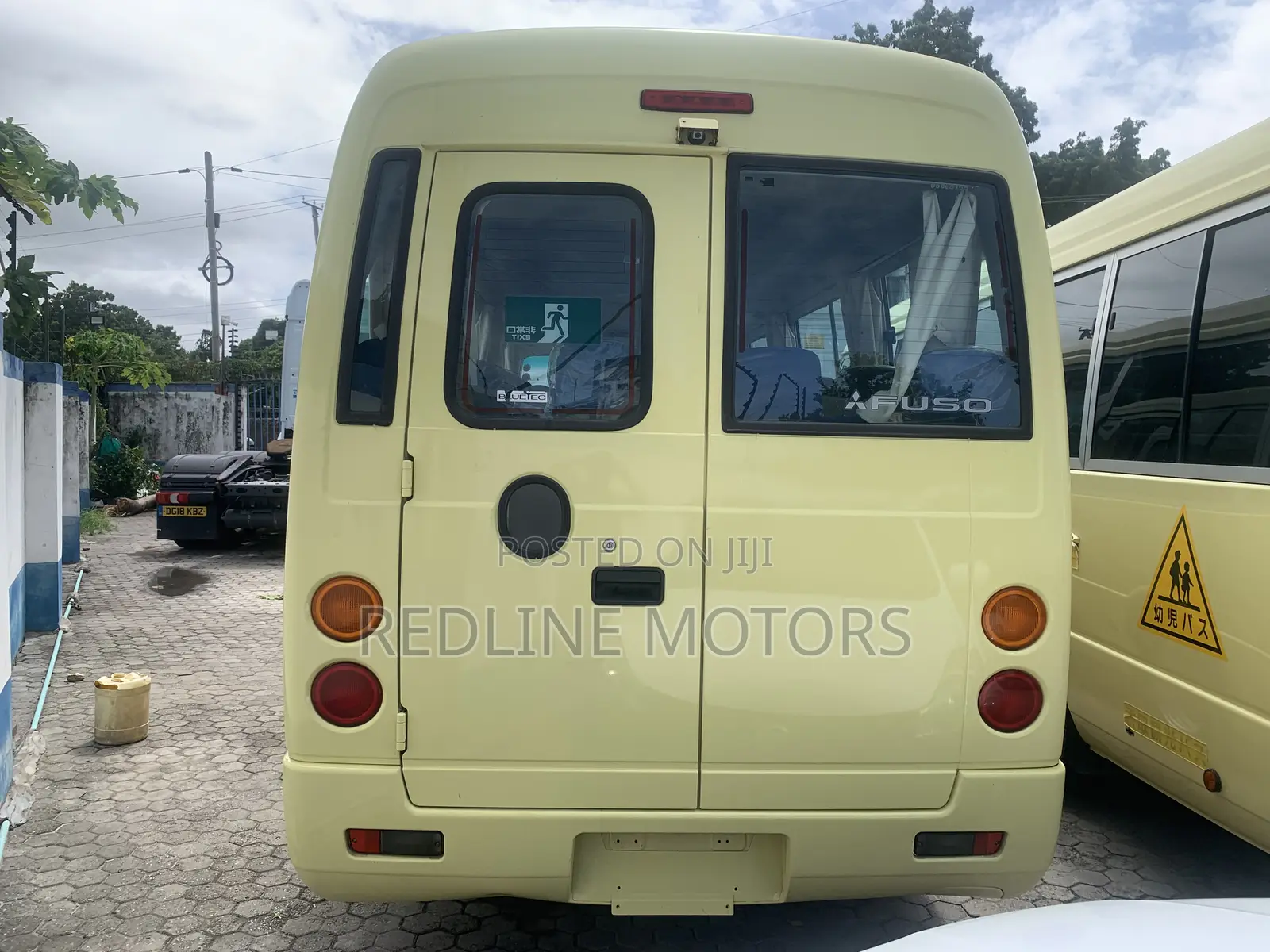 Mitsubishi Fuso Rosa 2018 Yellow