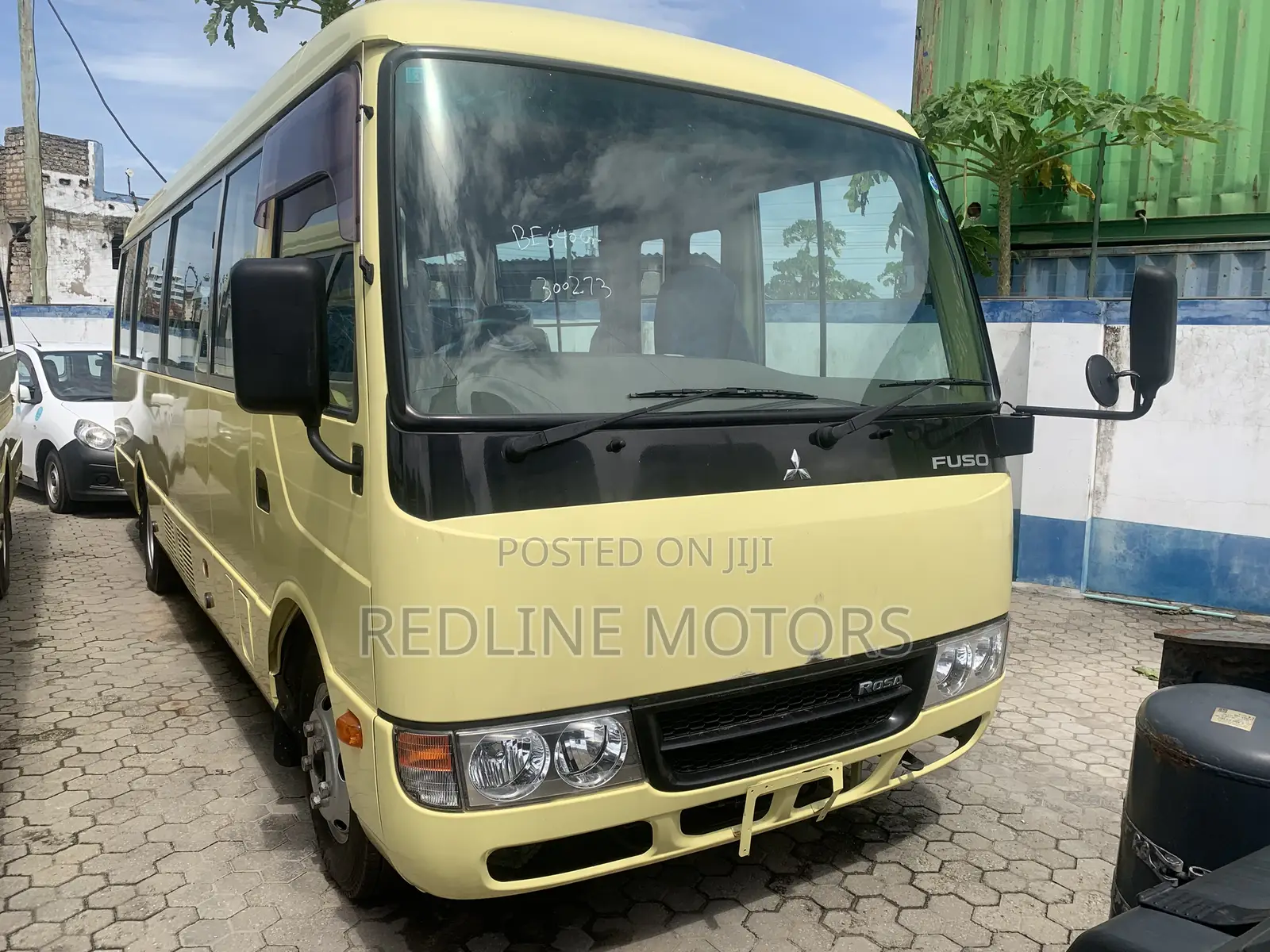 Mitsubishi Fuso Rosa 2018 Yellow