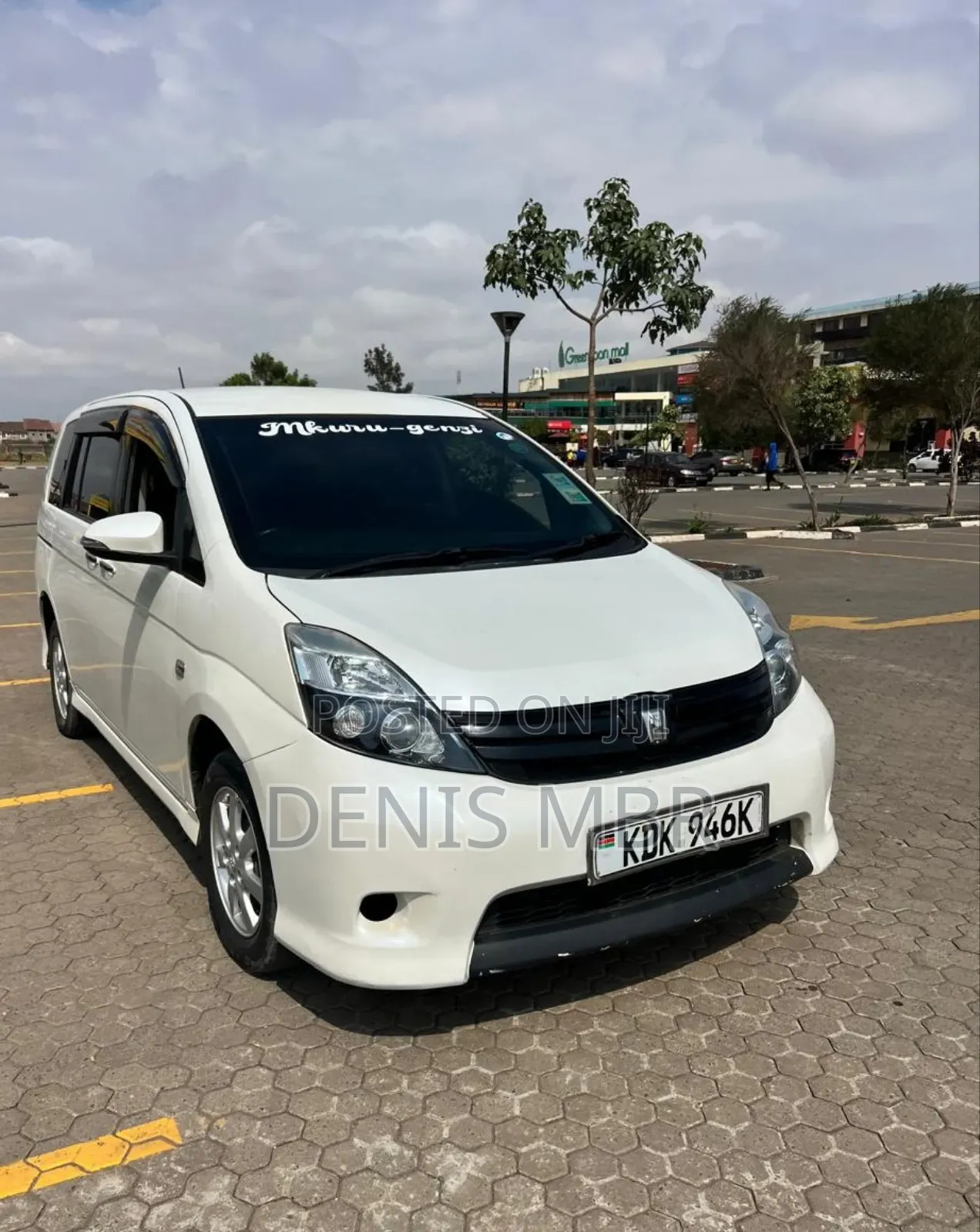 Toyota ISIS 2014 White