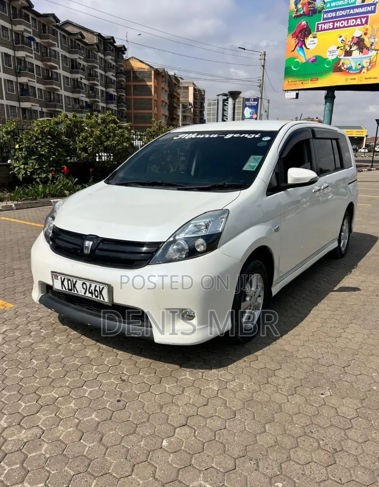 Toyota ISIS 2014 White