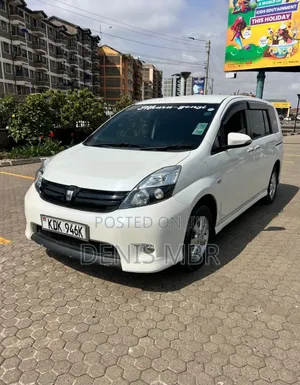 Toyota ISIS 2014 White