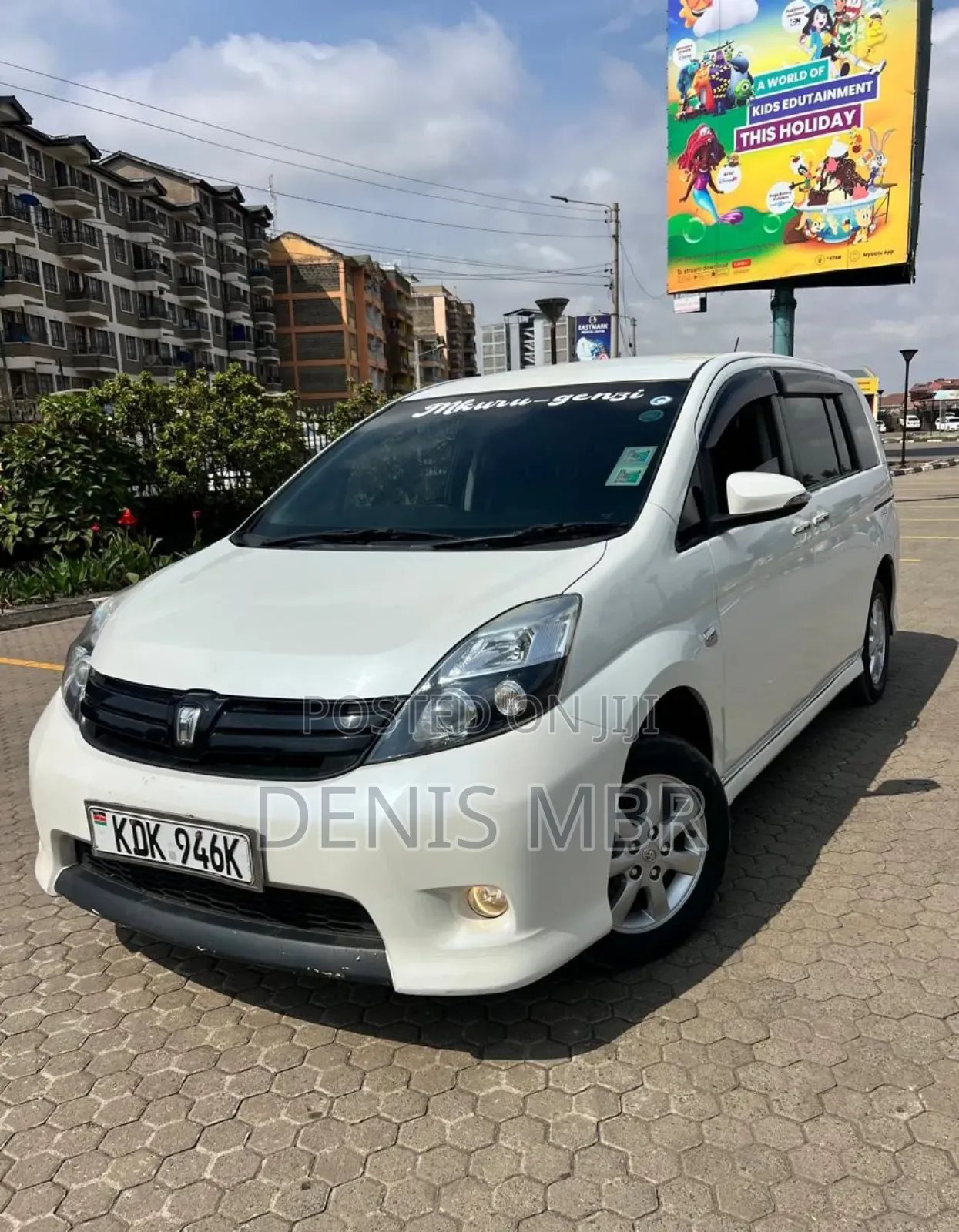 Toyota ISIS 2014 White