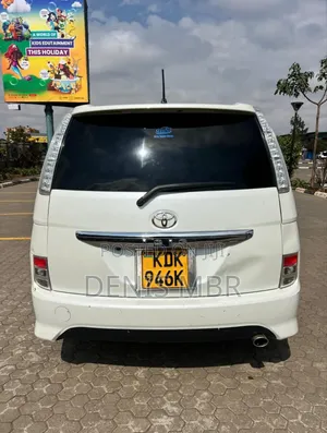 Toyota ISIS 2014 White