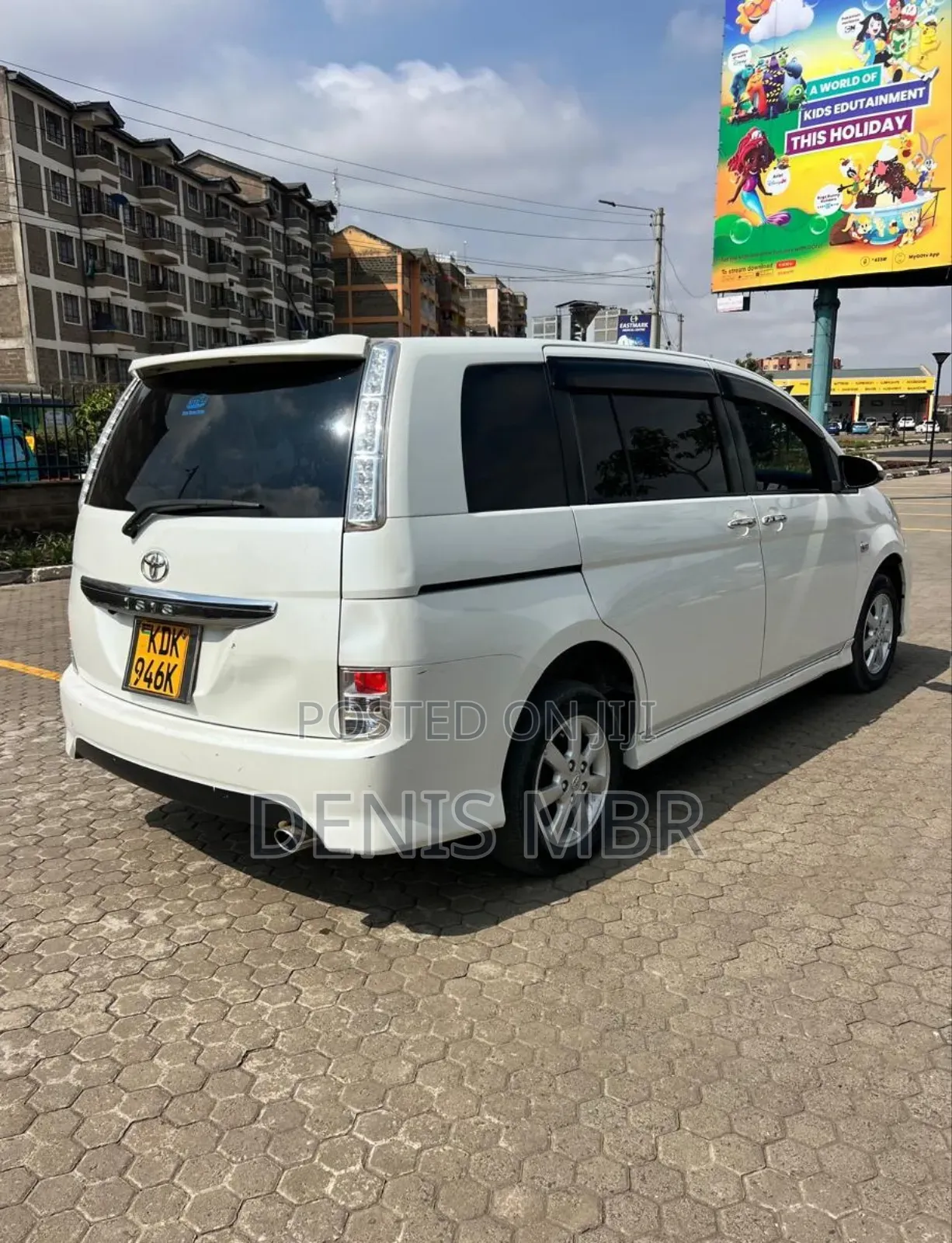 Toyota ISIS 2014 White
