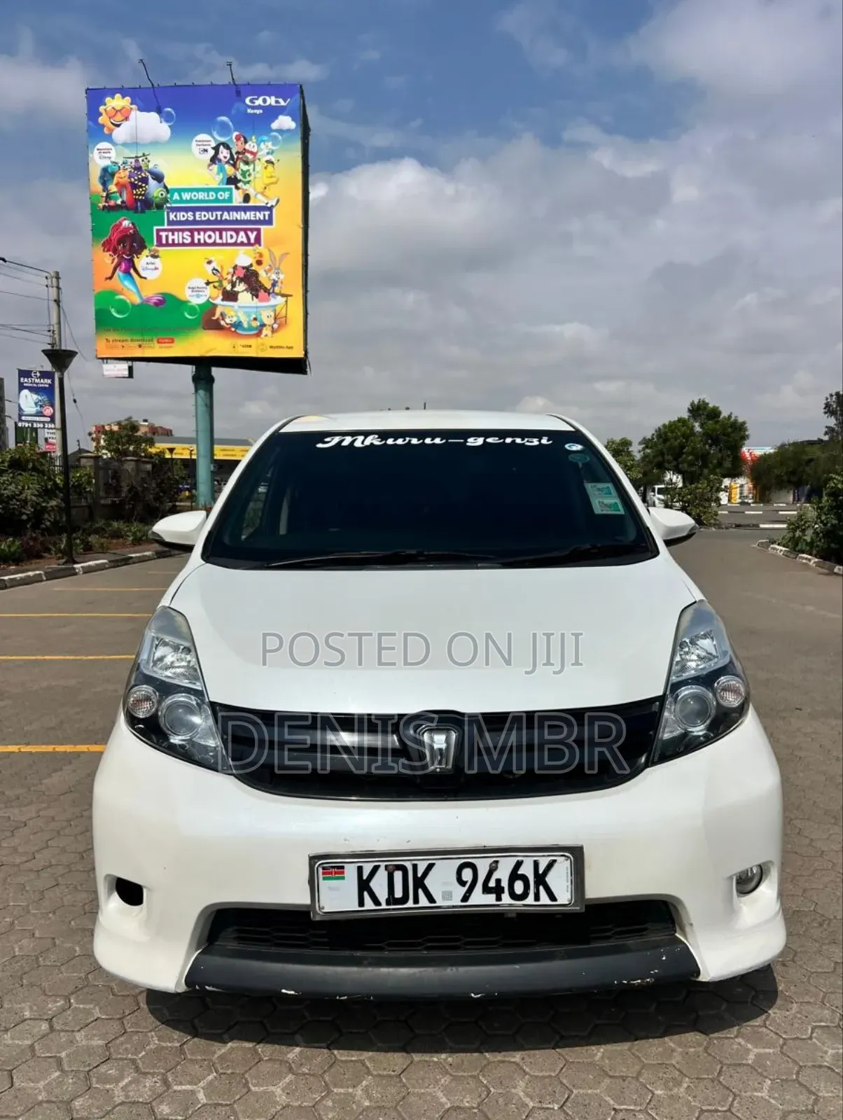 Toyota ISIS 2014 White