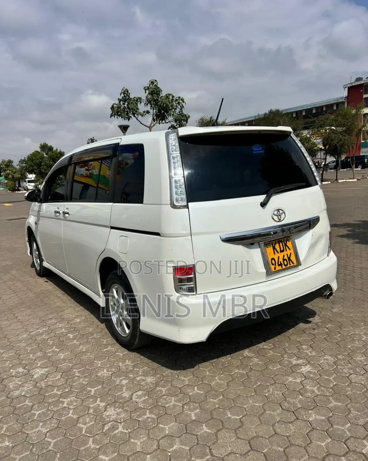 Toyota ISIS 2014 White