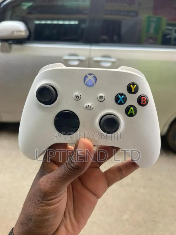 Pearl White Xbox One Controller - main view