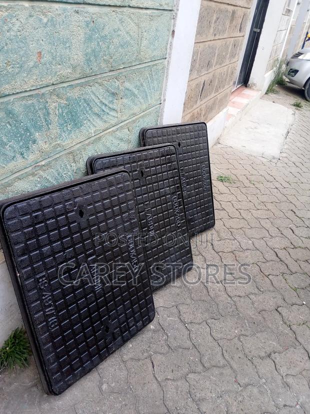 Heavy Duty 450 By 600 Manhole Cover - main view