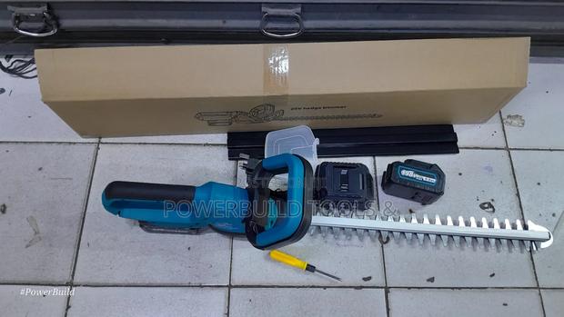 Makita Cordless Hedge Trimmer - thumbnail 3