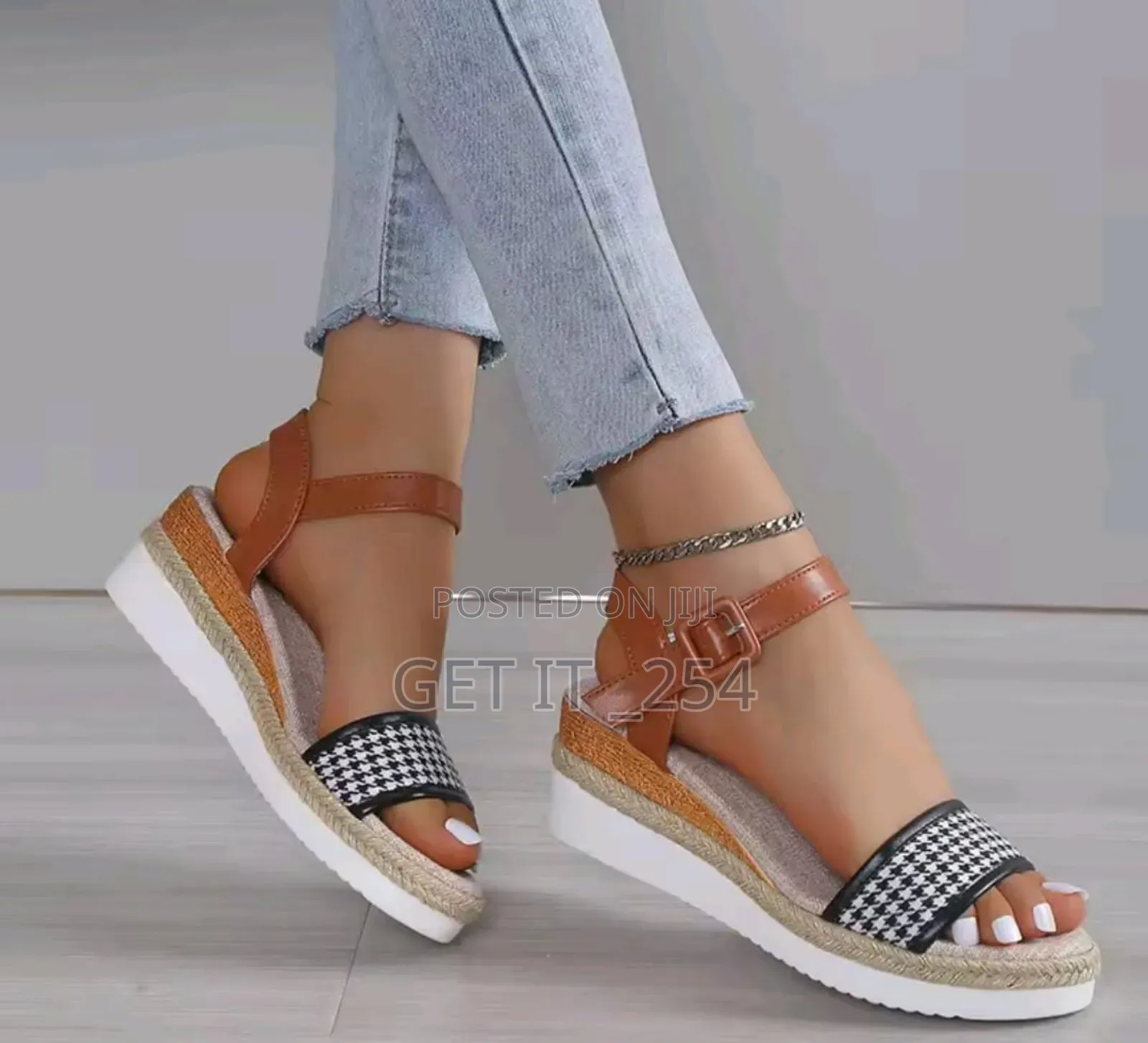 Checked Strappy Wedge Normal Fit ✅

✅Size 37-42
