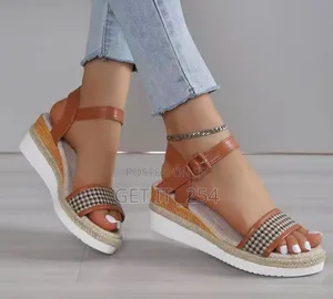 Checked Strappy Wedge Normal Fit ✅

✅Size 37-42