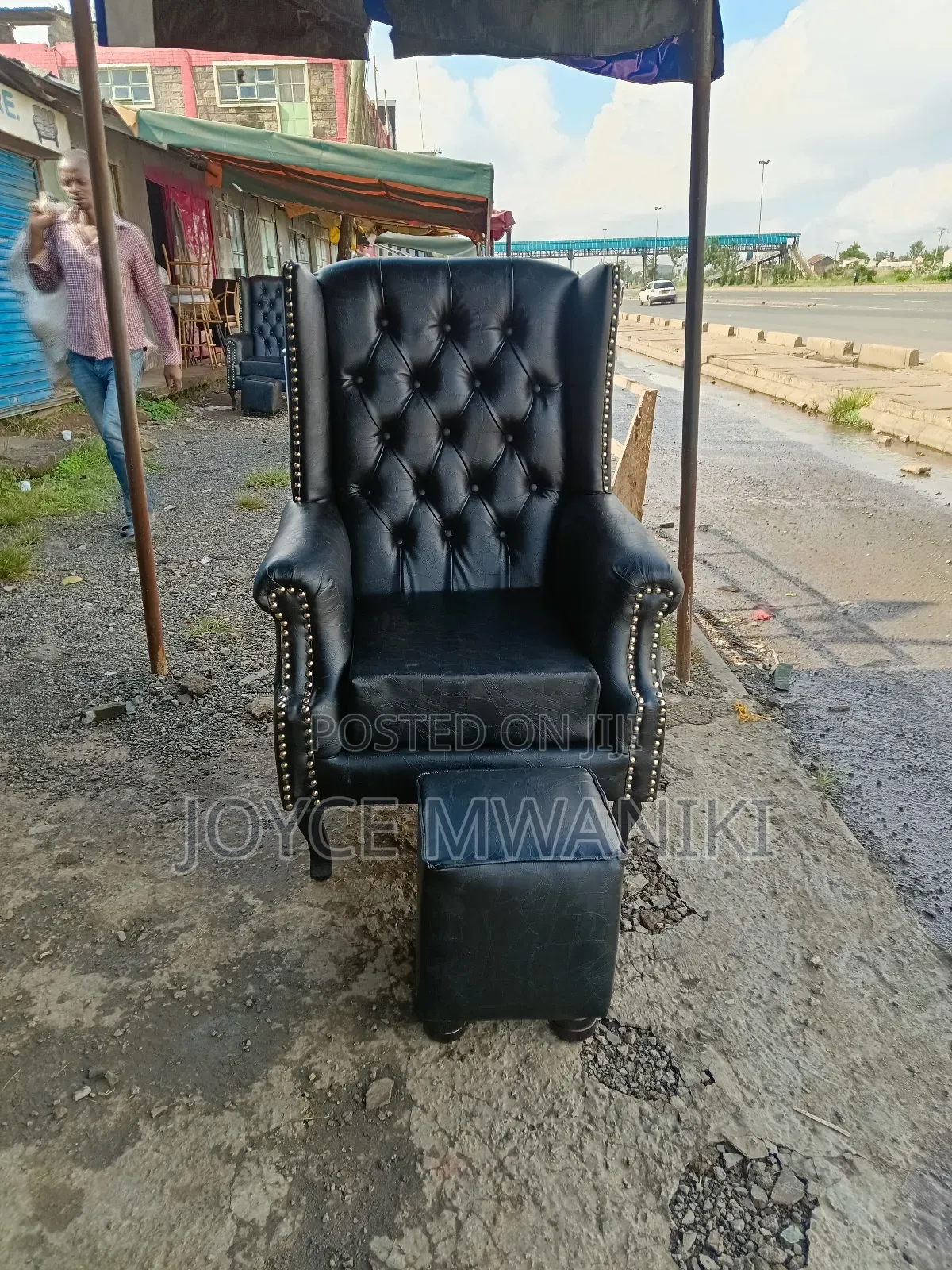 1 Pedicure Seat and a Pouf, Black Leather 