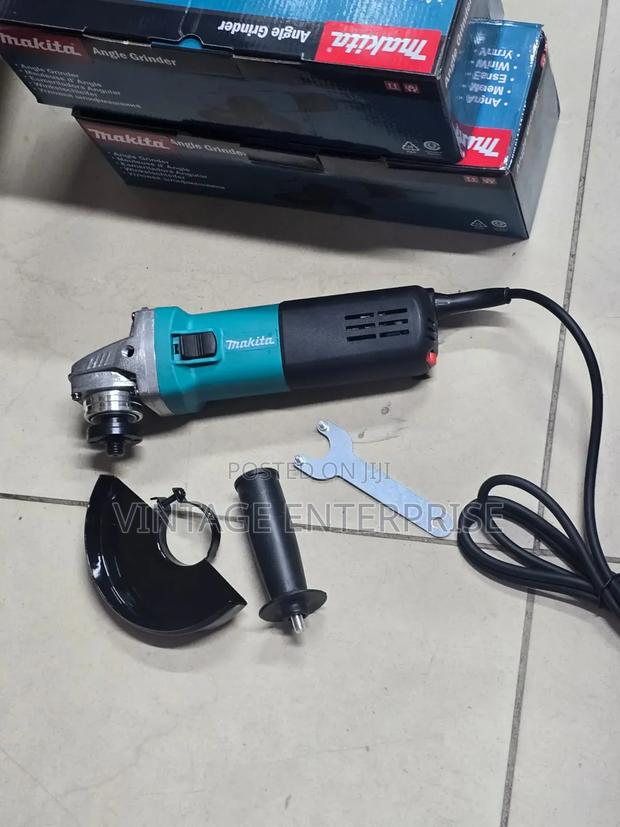 Makita 4'5 Grinder