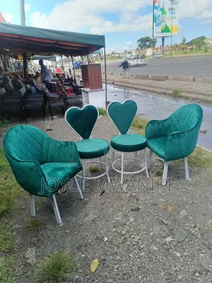 4 Manicure White and Green Seats 