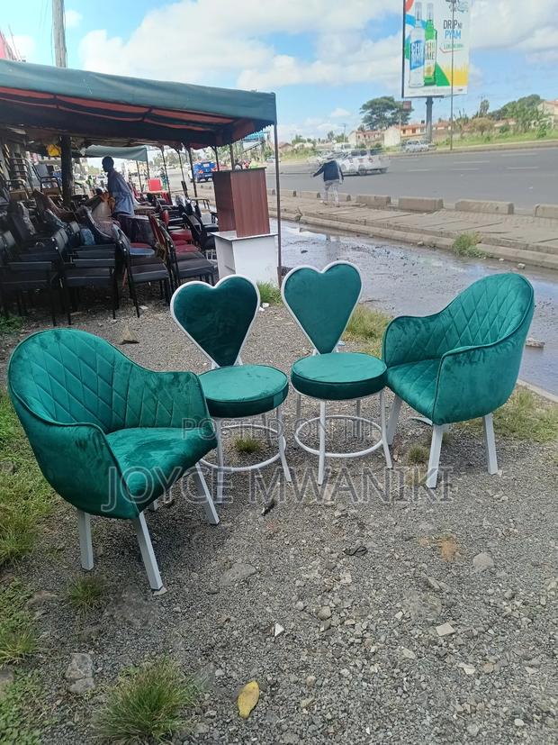 4 Manicure White and Green Seats - main view