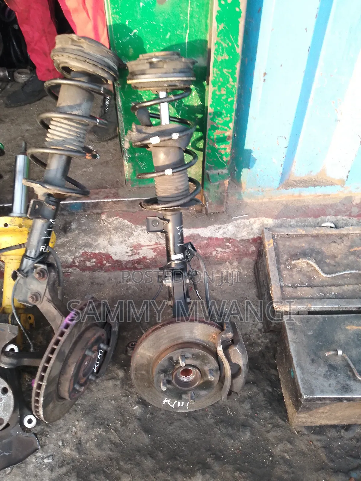 Nissan Nv200 and Tiida Complete Shock Each Hallo