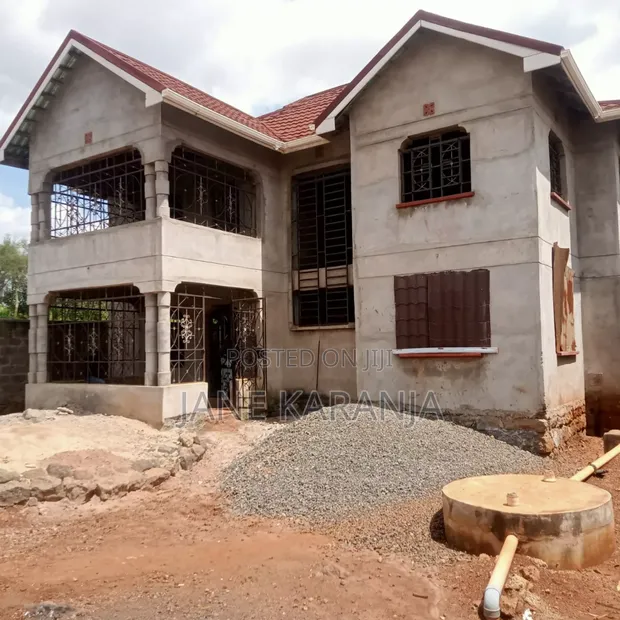 5bdrm Mansion in Ngoigwa, Ngoingwa Estate for sale