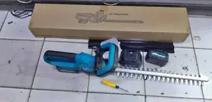 Cordless Hedge Trimmer With Two Batteries