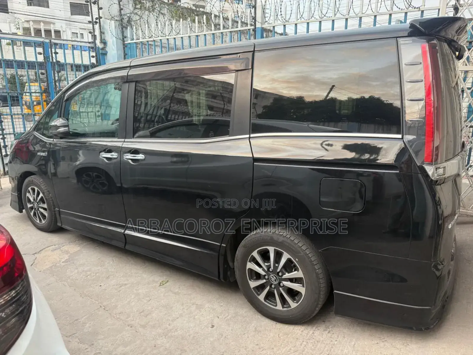Toyota Noah 1.8 FWD Hybrid (7 seater) 2019 Black