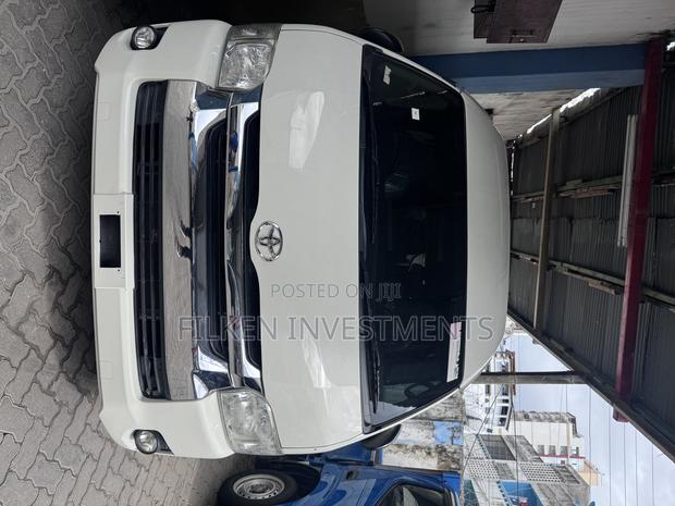 Toyota HiAce 2019 White - thumbnail 3