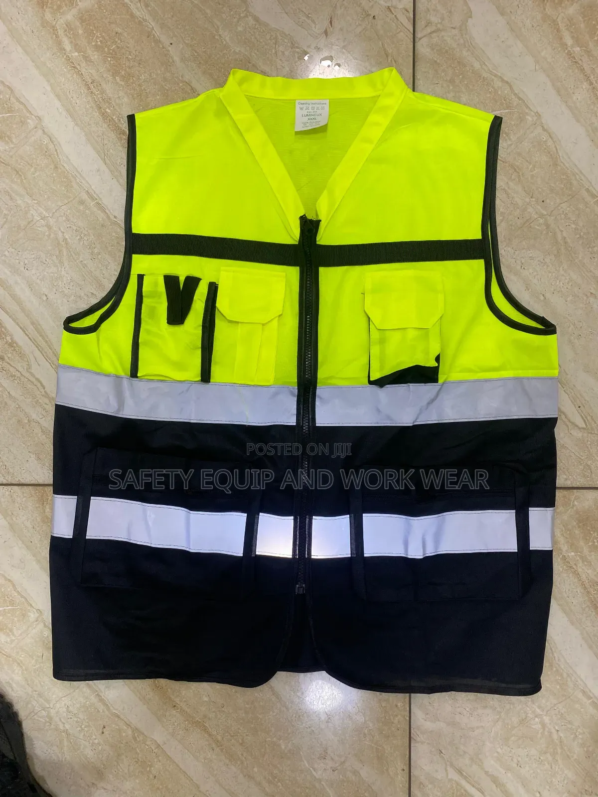 Multicolor Reflector With A Chinese Collar