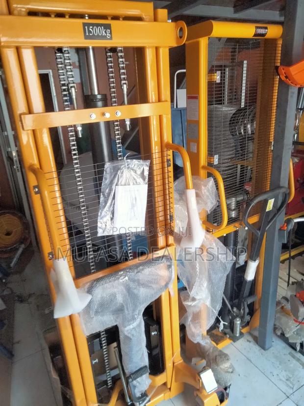 Manual Pallet Stacker - thumbnail 2