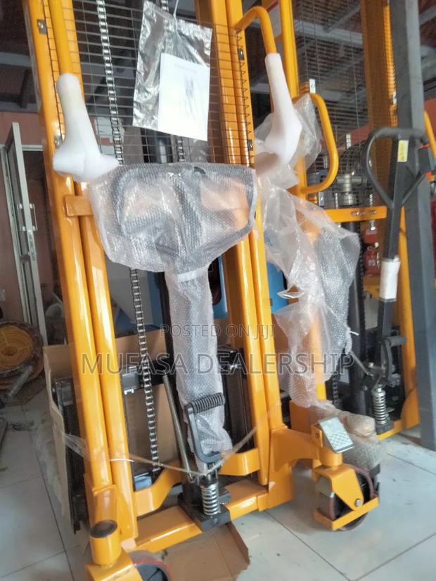 Manual Lift Stacker - thumbnail 3