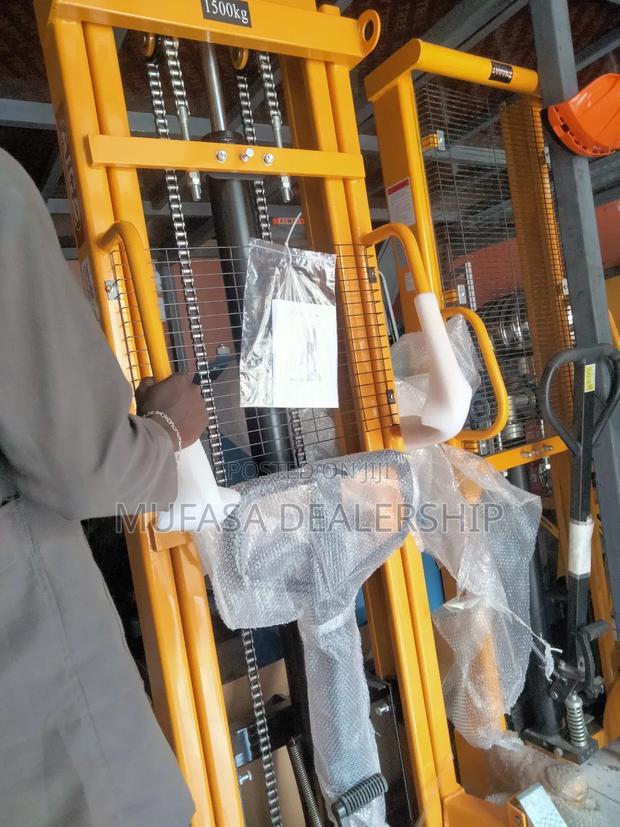 Store Manual Stacker~Hand Driven - thumbnail 3