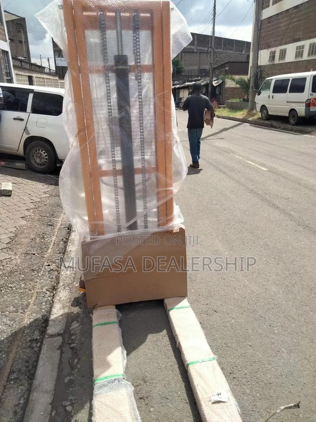 Factory Manual Stacker 2tonnes - thumbnail 3