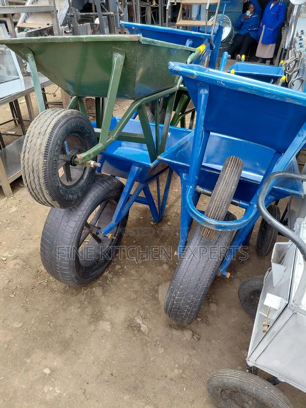 Heavy Duty Wheelbarrow - thumbnail 2