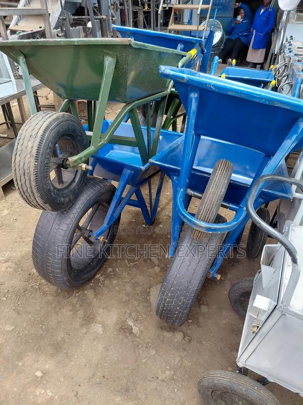 Heavy Duty Wheelbarrow - thumbnail 3