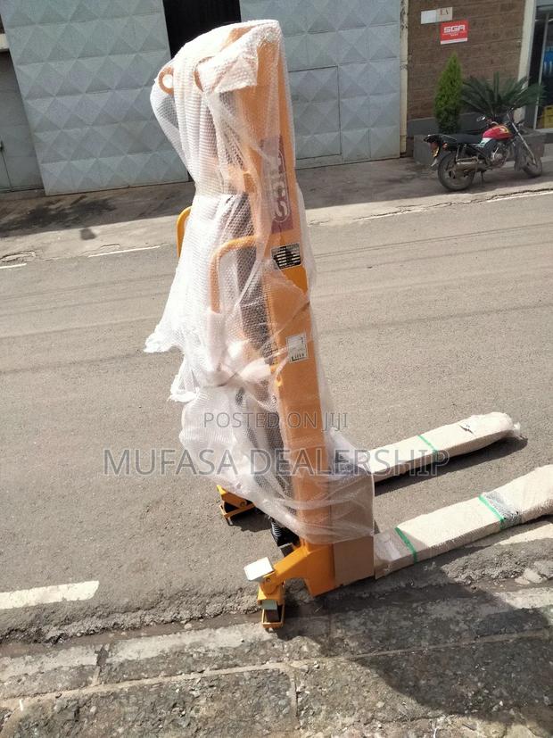 Imported Heavy Duty Manual Stackers - thumbnail 3