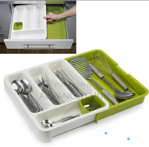 Expandable Cutlery Organizer Tray