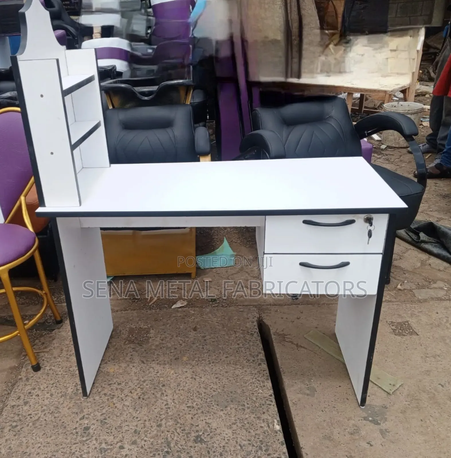 Manicure Table With White and 2 Drawers