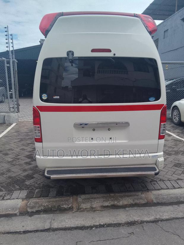 Toyota HiAce 2018 White - thumbnail 3