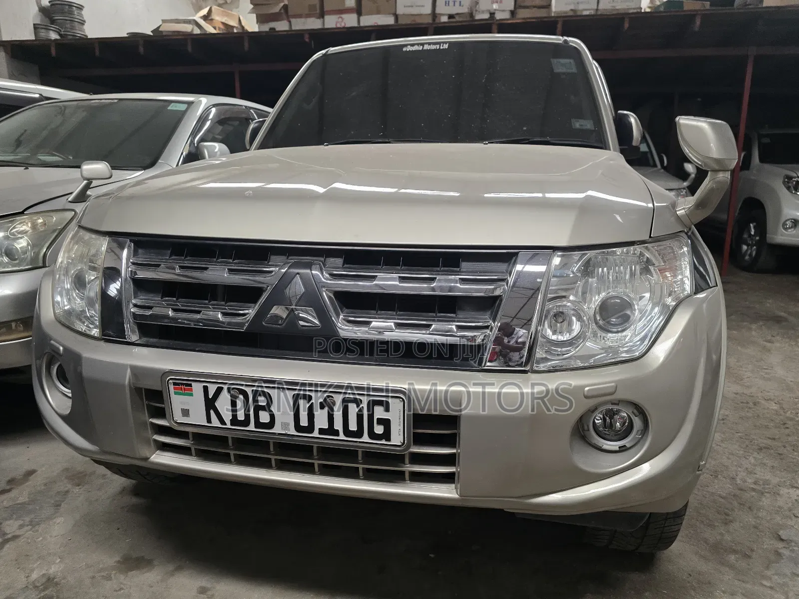 Mitsubishi Pajero 2015 Gold