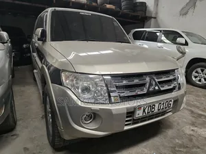Mitsubishi Pajero 2015 Gold