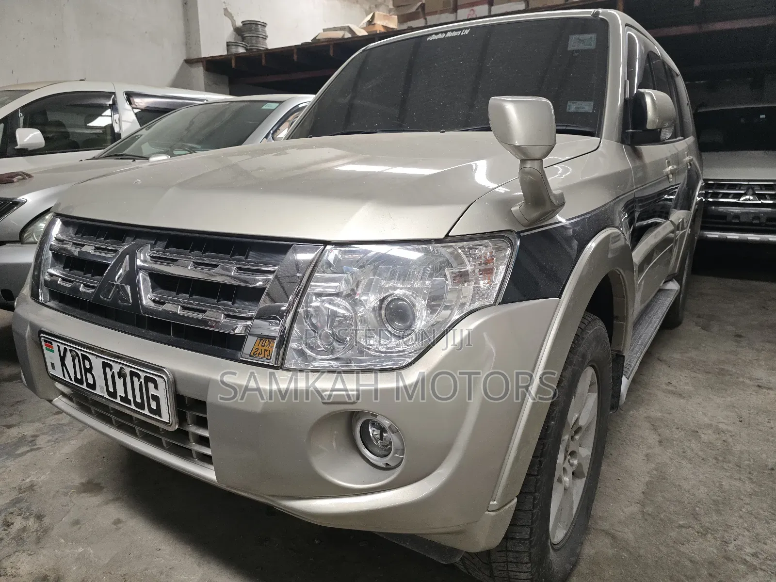 Mitsubishi Pajero 2015 Gold