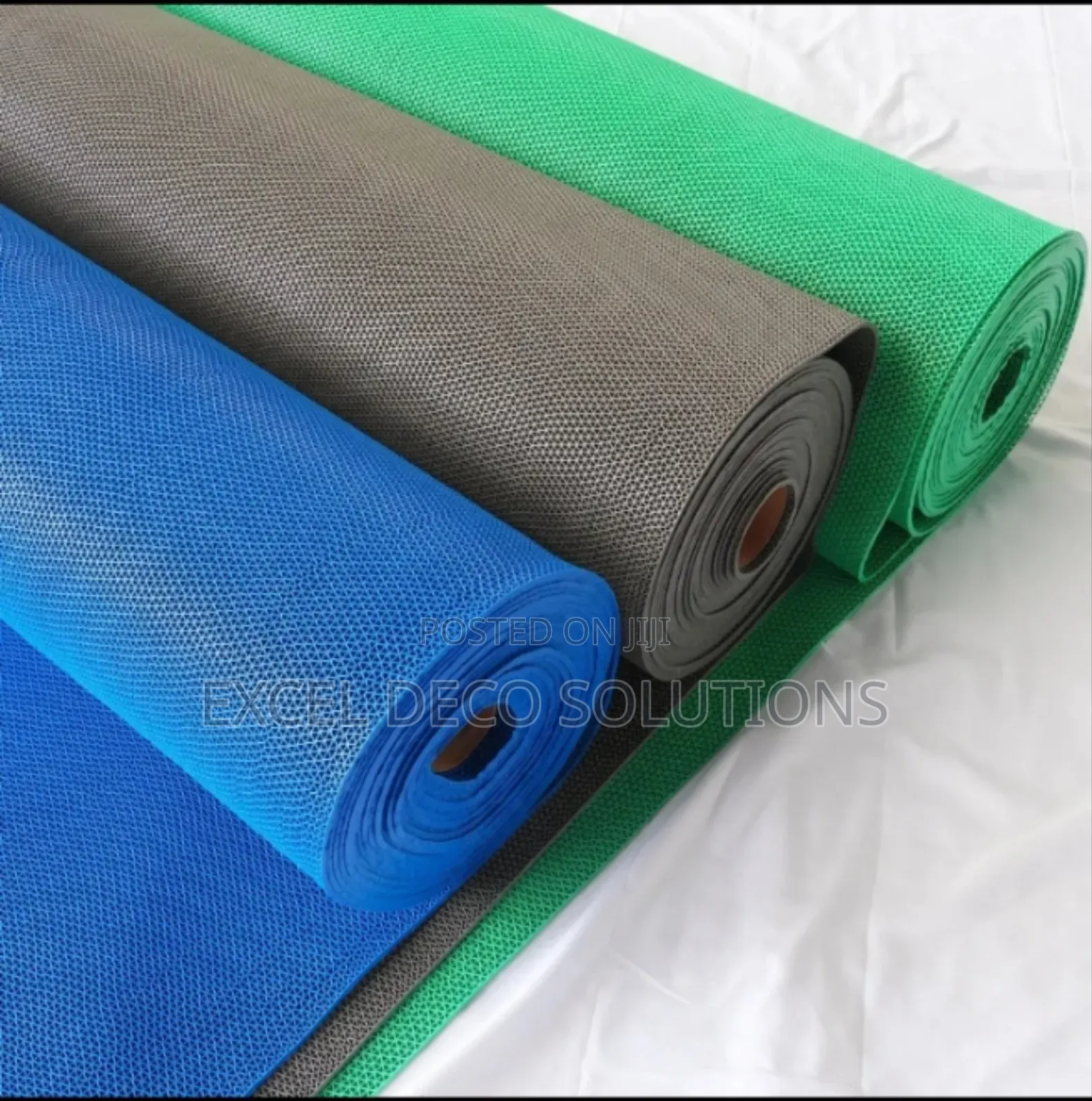 Grey Anti-Slip Bath Mat for Modern Bathrooms