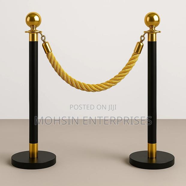 Premium Vip Queue Stand – Black & Gold With Solid Base. - main view