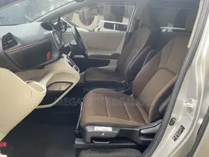 Toyota Sienta 2018 Silver